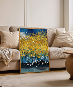 Paisaje abstracto con follaje dorado y aves voladoras