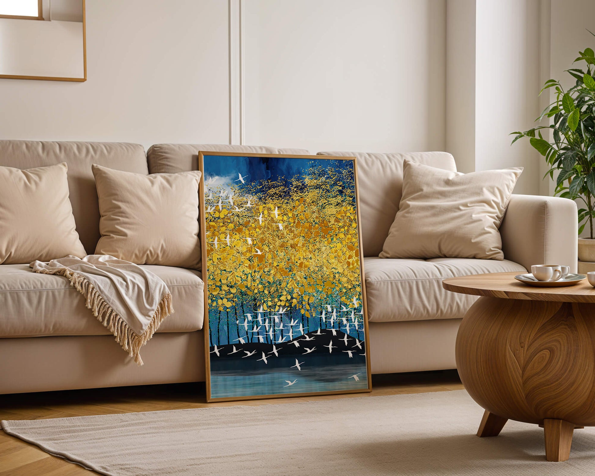 Paisaje abstracto con follaje dorado y pájaros volando