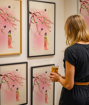 Art chinois traditionnel avec des fleurs de cerisier et une silhouette élégante