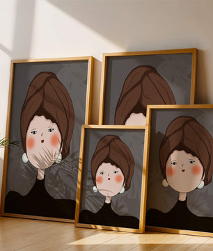 Retrato elegante de una mujer con un tocado único y rasgos expresivos