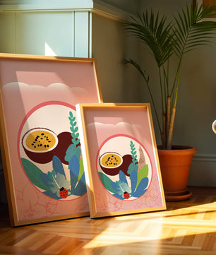 Ilustración de frutas tropicales y hojas con una mariquita sobre un fondo rosa