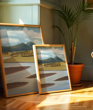 Paisaje sereno con montañas, árboles y río
