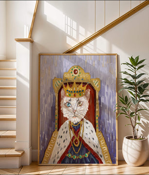 Portrait félin majestueux avec une couronne royale dorée