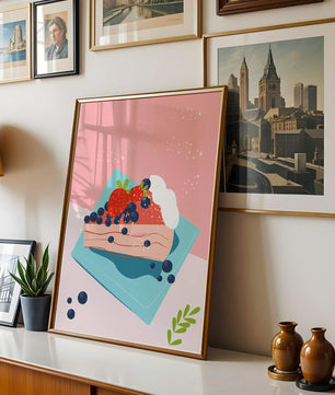 Bunte Dessertillustration mit Erdbeeren und Blaubeeren auf pastellfarbenem Hintergrund
