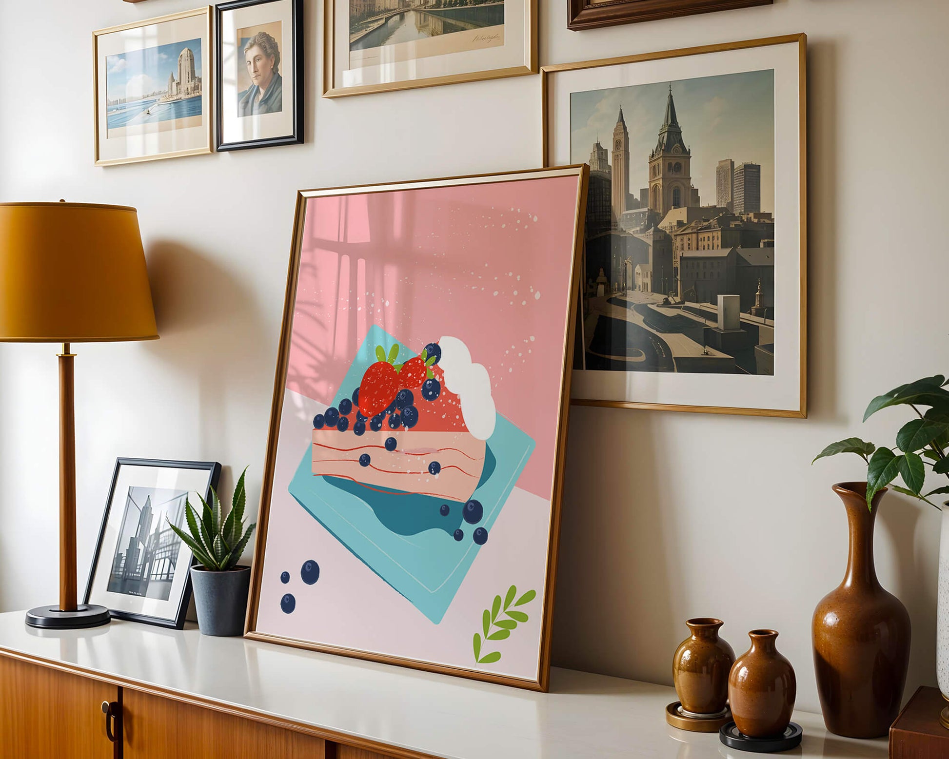 Bunte Dessertillustration mit Erdbeeren und Blaubeeren auf pastellfarbenem Hintergrund