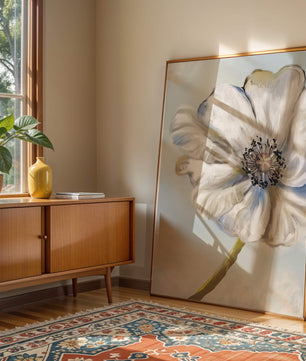 Art captivant de fleurs blanches avec des nuances de bleu sur un fond pastel