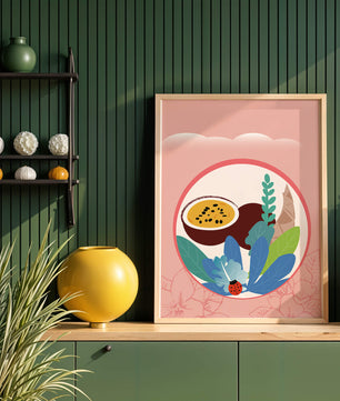 Ilustración de frutas tropicales y hojas con una mariquita sobre un fondo rosa