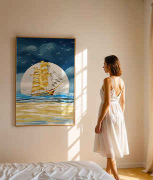 Navire à voile doré sur la mer avec des mouettes et un horizon bleu