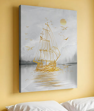 Escena náutica serena con velero dorado en el mar