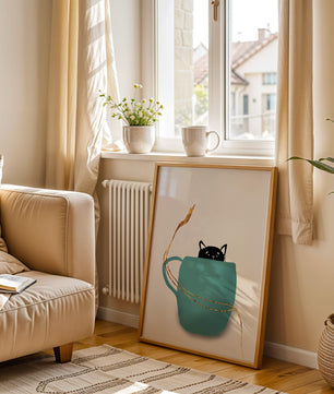 Katze in blaugrüner Tasse mit goldenen Elementen