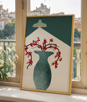 Jarrón moderno y minimalista con flores rojas bajo una lámpara verde
