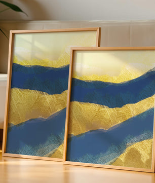 Paisaje abstracto con capas texturizadas en azul y amarillo