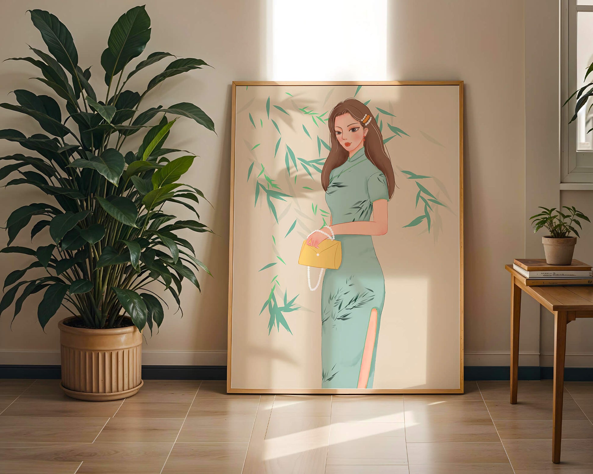 Mujer elegante con vestimenta tradicional sosteniendo un bolso amarillo con fondo de bambú