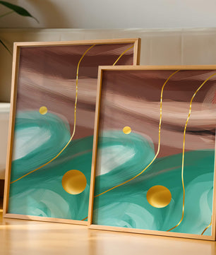 Composición abstracta con elementos dorados sobre fondo turquesa y marrón