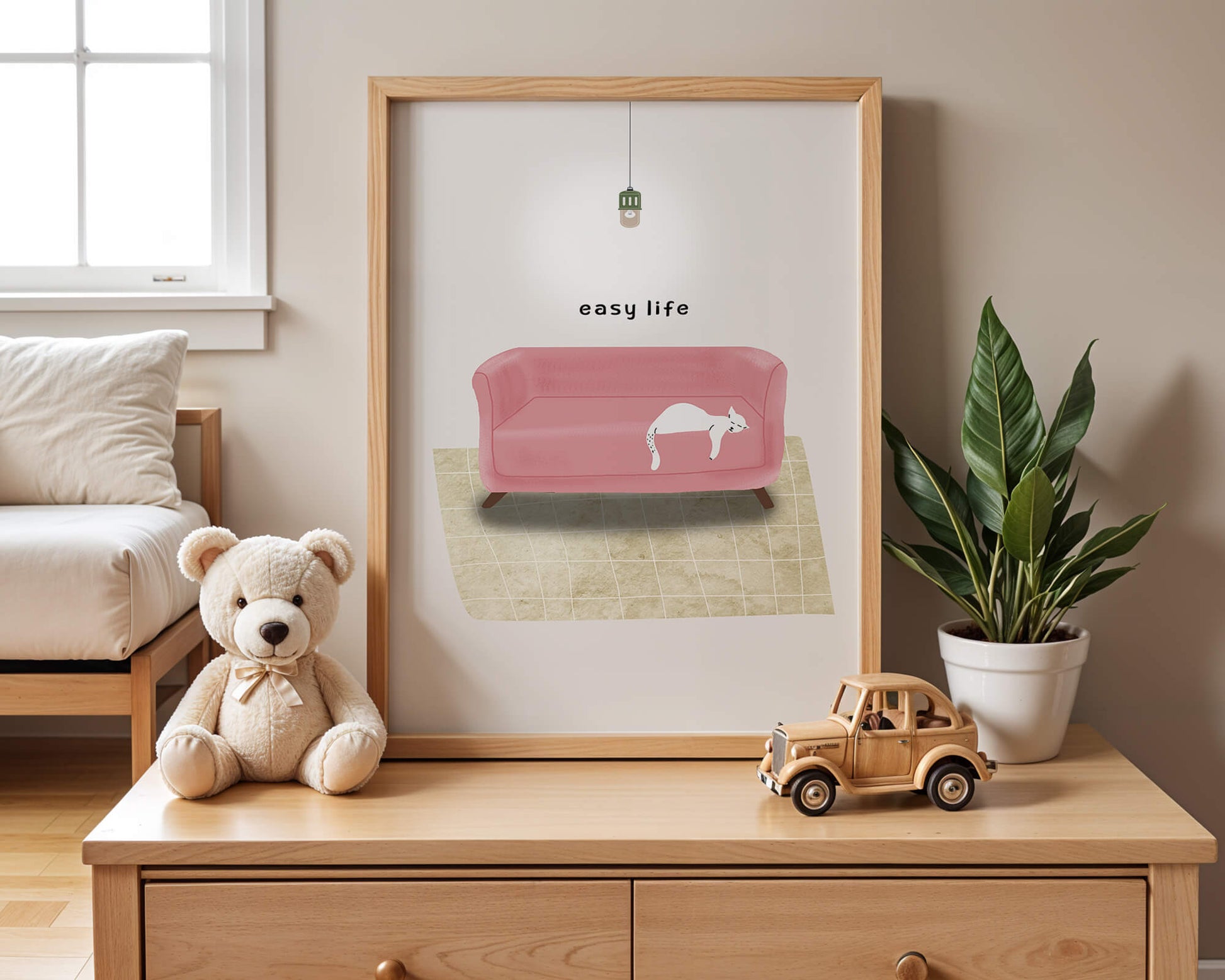 Interior minimalista con sofá rosa y gato blanco relajado