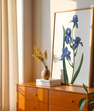 Flores de lirio azul elegantes con acentos dorados sobre un fondo blanco