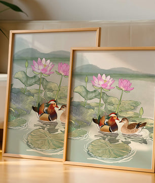 Patos mandarines y flores de loto en un estanque tranquilo