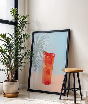 Refrescante bebida de fresa con rodajas flotantes sobre un fondo pastel