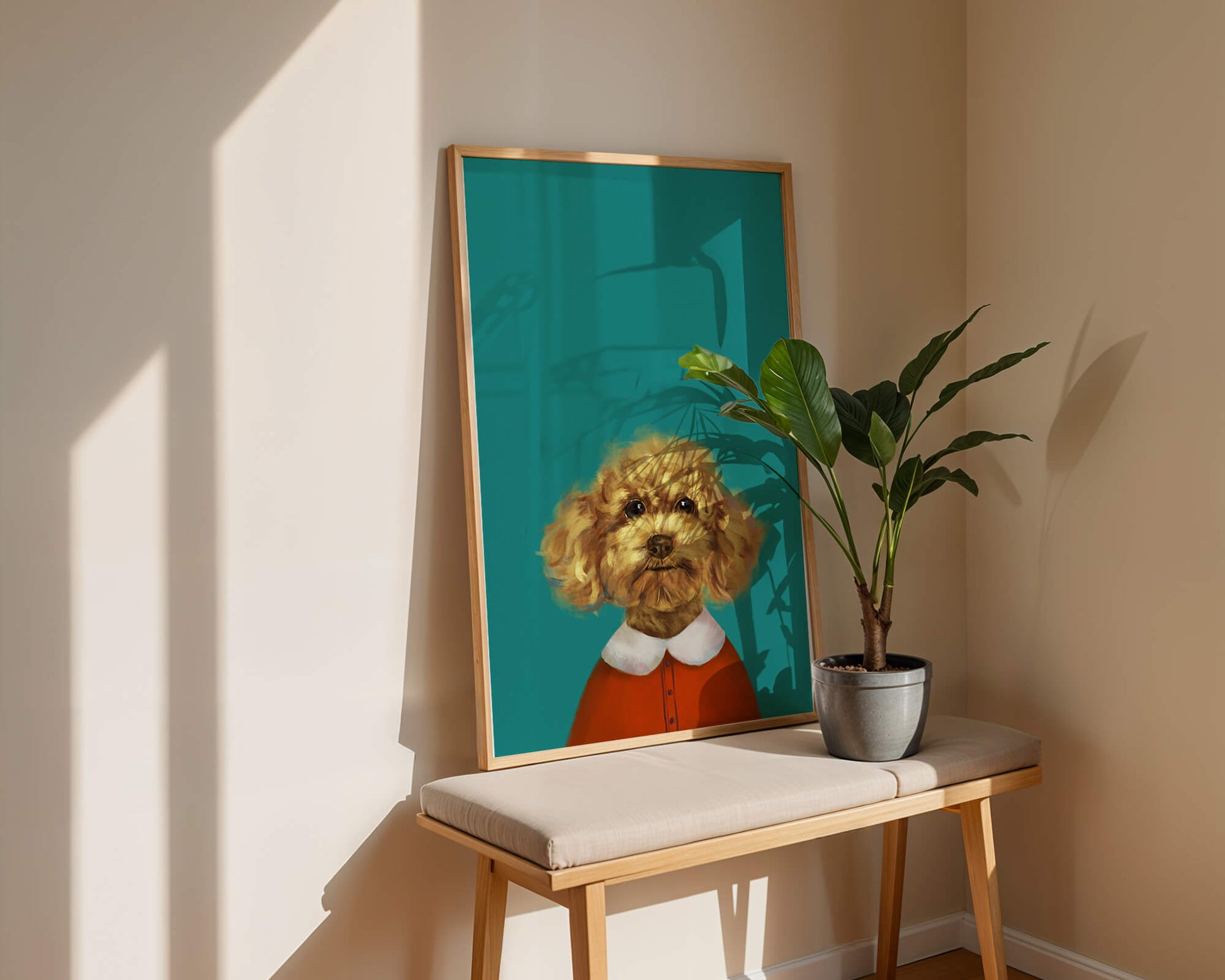 Portrait de caniche charmant en tenue de fête sur fond turquoise