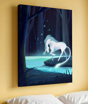 Escena nocturna encantadora con un unicornio junto a un arroyo del bosque