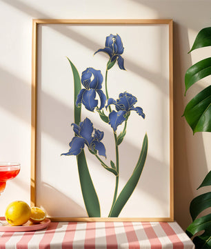 Flores de lirio azul elegantes con acentos dorados sobre un fondo blanco