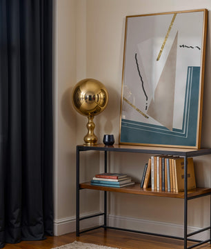 Abstraktes geometrisches Kunstwerk mit goldenen Elementen