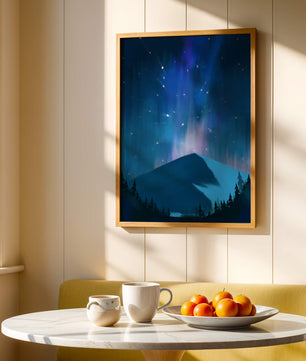 Paisaje montañoso sereno con auroras boreales y bosque oscuro
