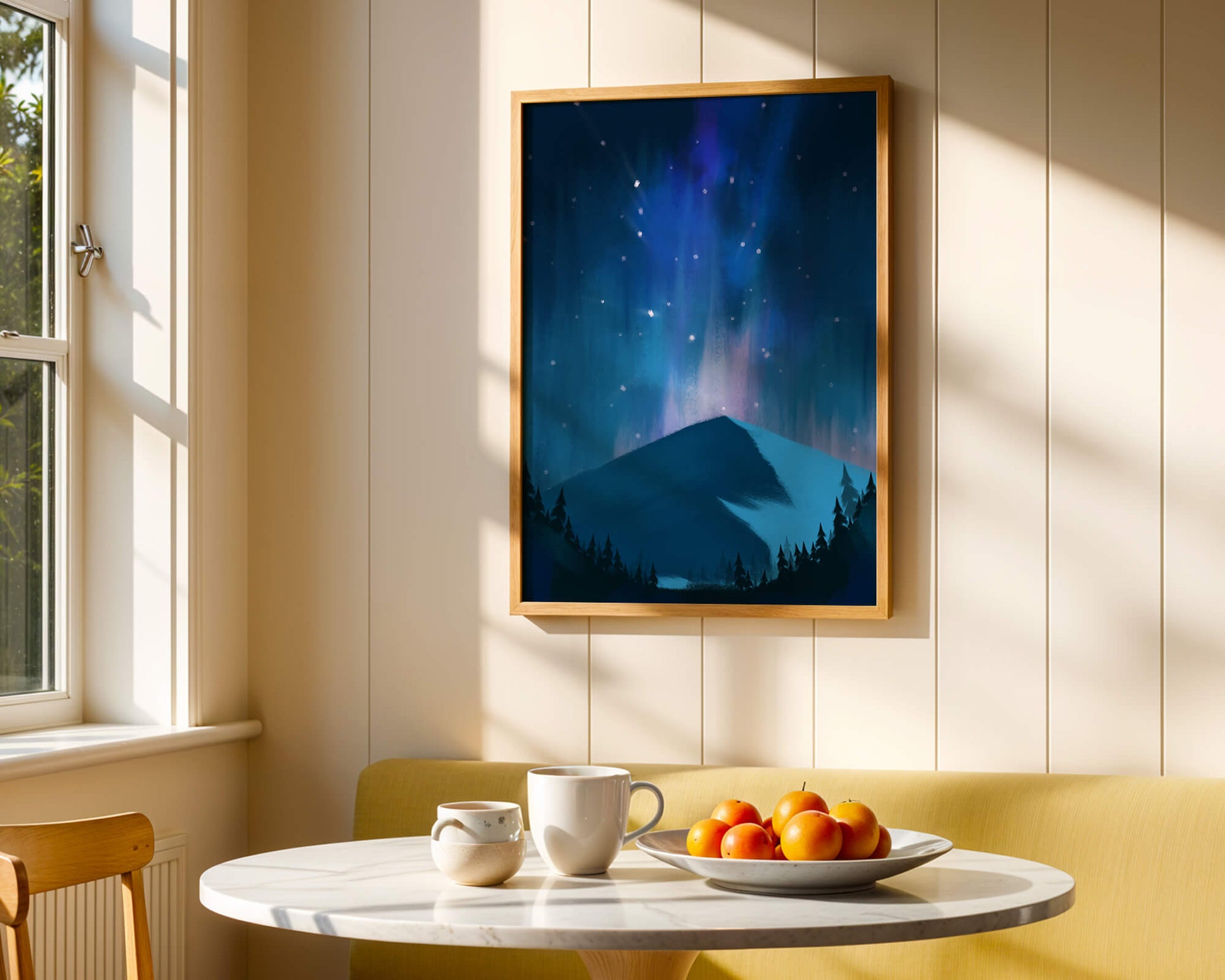 Paisaje montañoso sereno con auroras boreales y bosque oscuro