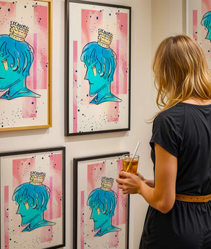 Illustration artistique d’un personnage au visage bleu avec une couronne dorée sur un fond abstrait