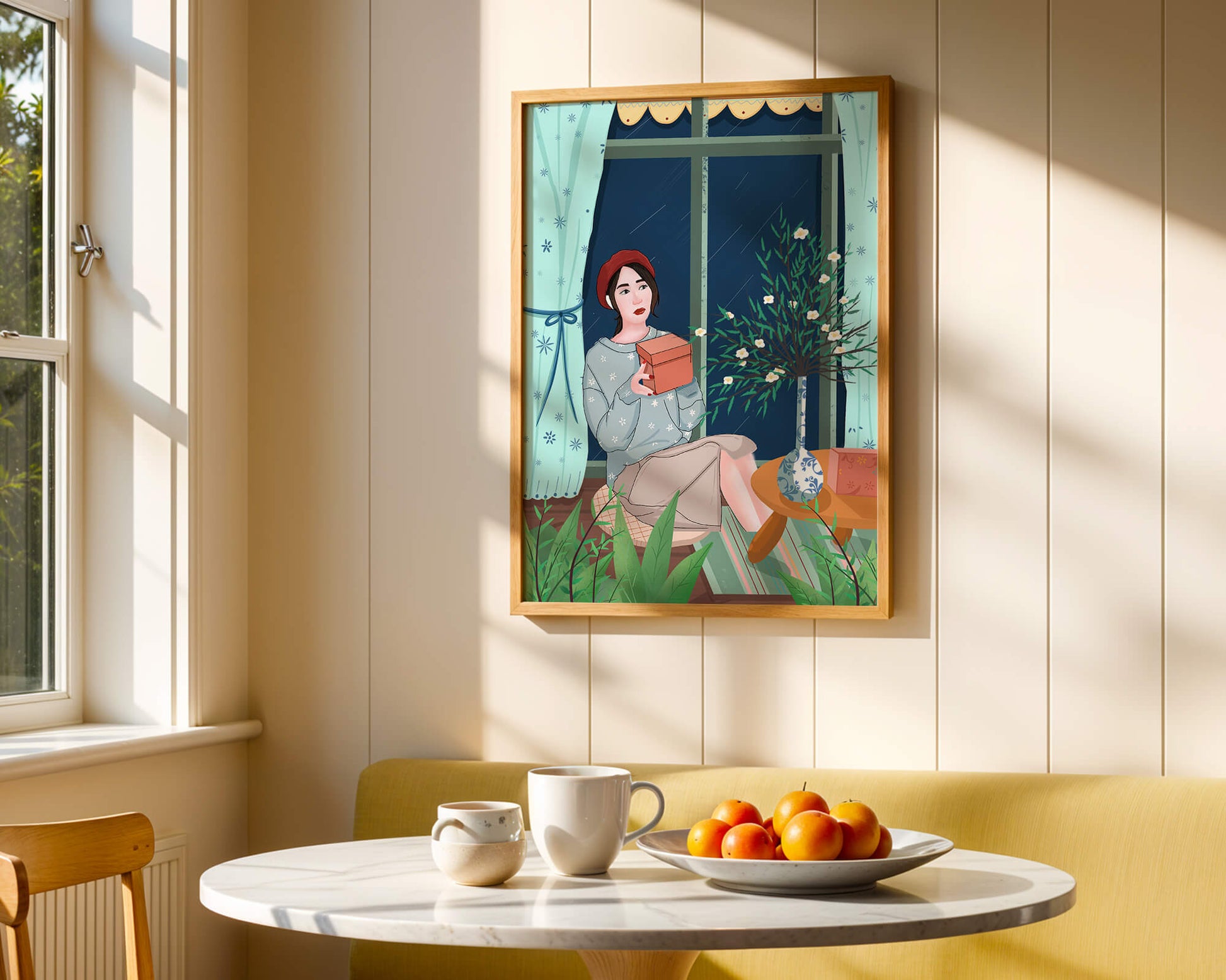 Mujer sosteniendo una caja de regalo en un interior acogedor con flores y ventana lluviosa