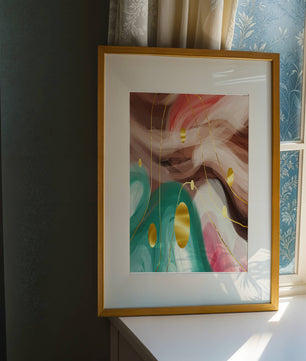Diseño abstracto de remolinos coloridos con círculos dorados