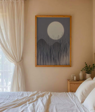 Ruhige Nachtlandschaft mit Vollmond und kahlen Bäumen