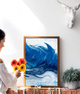 Pintura abstracta de ola oceánica azul y blanca con patrones giratorios