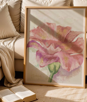 Flor rosa vibrante con acentos dorados en estilo abstracto