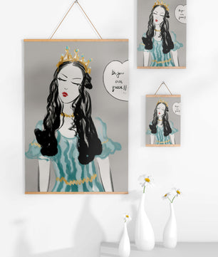 Femme élégante en robe turquoise avec une couronne dorée