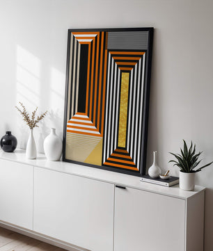 Arte abstracto geométrico con rayas y elemento dorado en naranja, negro y blanco