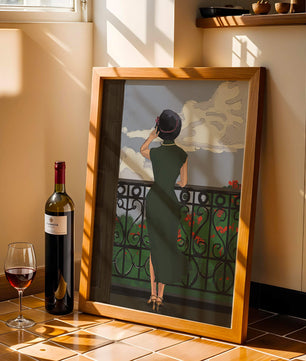 Mujer elegante en un balcón con vista pintoresca y flores rojas
