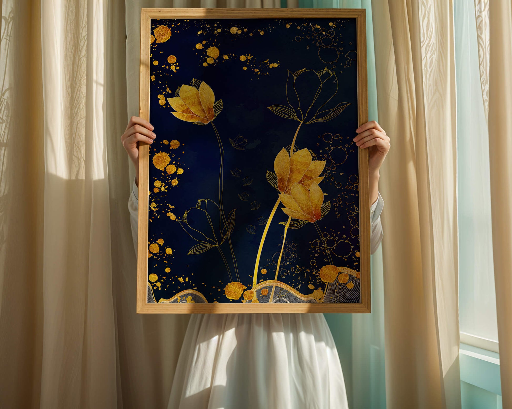 Diseño floral elegante con flores doradas sobre fondo azul marino
