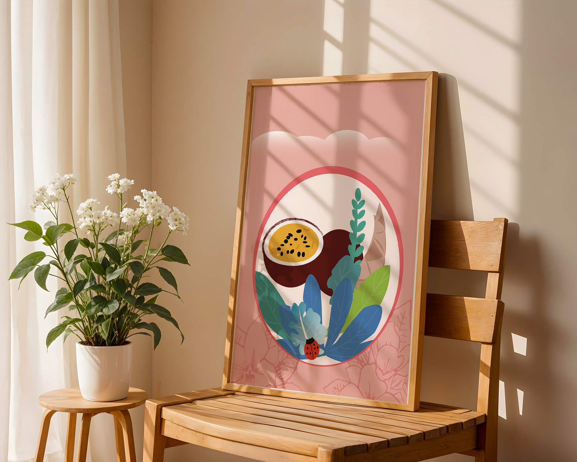 Ilustración de frutas tropicales y hojas con una mariquita sobre un fondo rosa