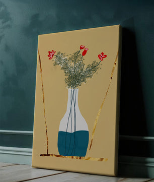 Vase avec des fleurs rouges et des accents dorés
