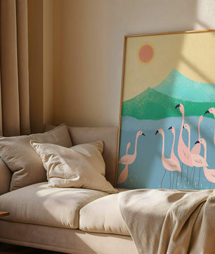 Friedliche Szene mit Flamingos in einer ruhigen Landschaft mit Bergen und Sonnenuntergang