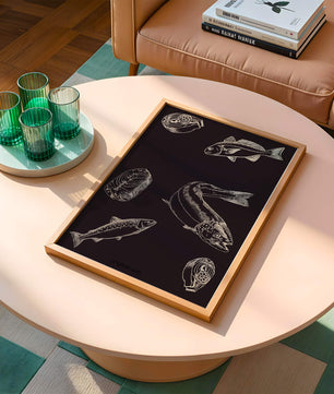 Ilustración detallada de elementos de pescado y mariscos sobre fondo oscuro