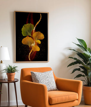 Art abstrait floral avec des feuilles de gingko dorées et un fond sombre