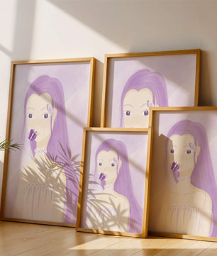 Ilustración de una mujer con cabello morado y mariposas