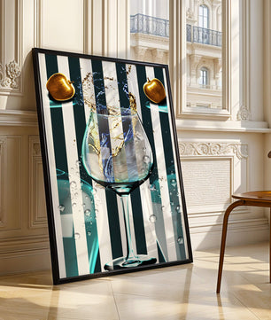 Elegante copa de champán con manzanas doradas y fondo a rayas