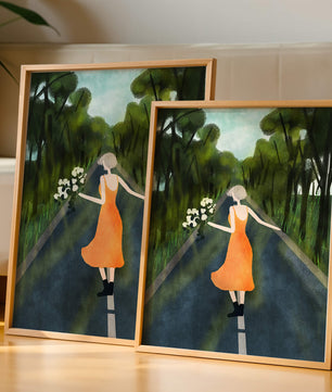 Femme en robe orange marchant sur une route avec des fleurs dans la forêt