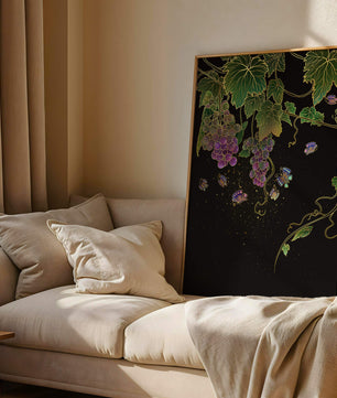 Uvas elegantes y mariposas sobre un fondo oscuro