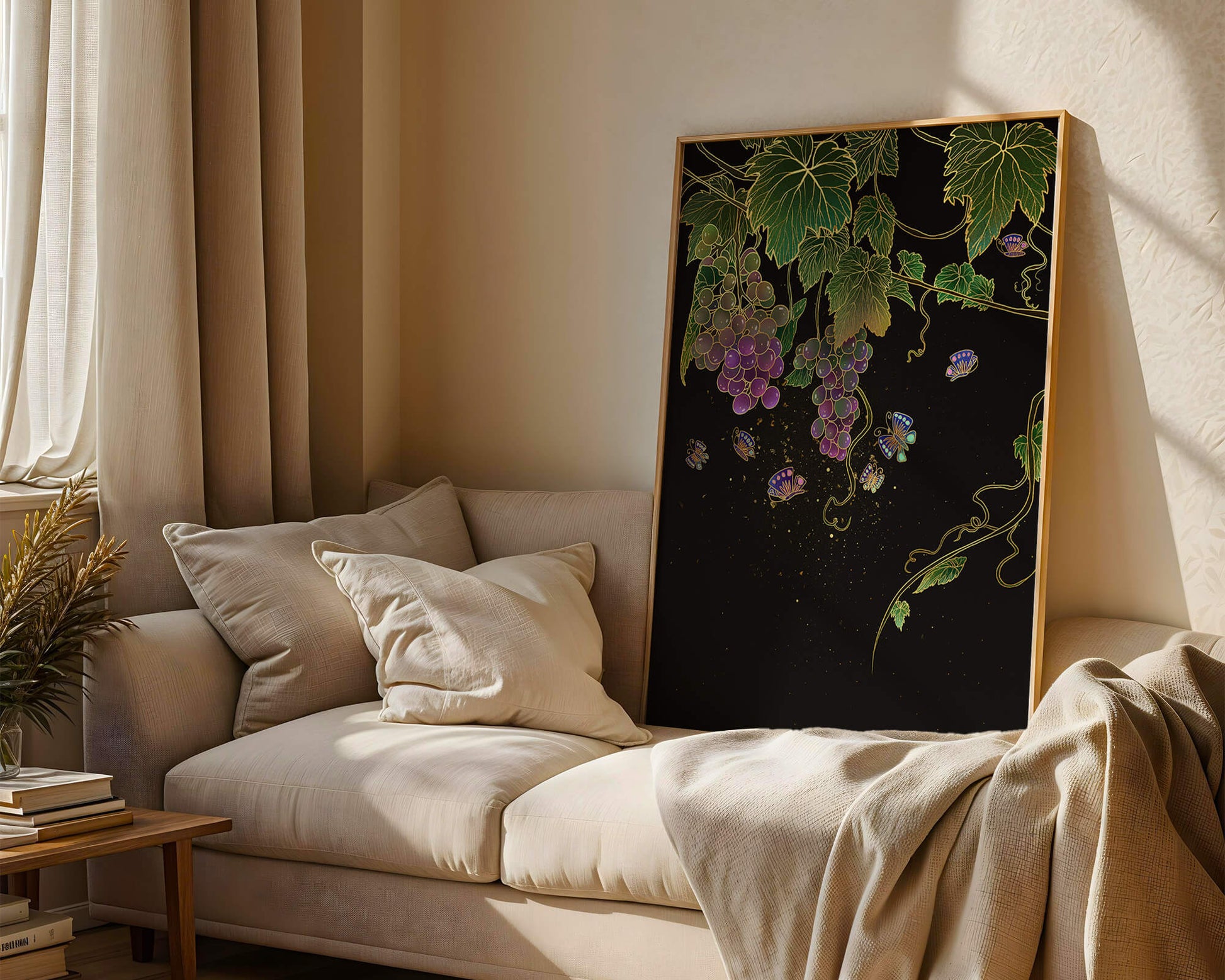 Uvas elegantes y mariposas sobre un fondo oscuro