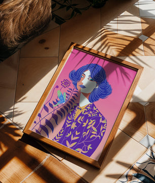 Retrato estilizado de una mujer con cabello azul y patrón botánico