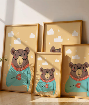 Ilustración de un oso acogedor disfrutando del té con gafas